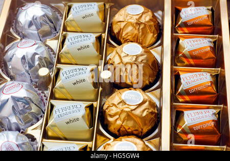 Paphos, Zypern - 20. November 2016 Box von Ferrero Bonbons. Stockfoto