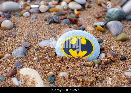 Paphos, Zypern - 22. November 2016 mit gemalten Schild Batman Kiesel am Strand mit Sand und Steinen liegen. Stockfoto