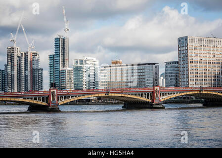 Der Vauxhall Bridge über die Themse, London Stockfoto