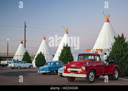 Antike, klassische Fahrzeuge und Tipis, Wigwams, Wigwam Motel, Route 66, Holbrook, Arizona USA Stockfoto