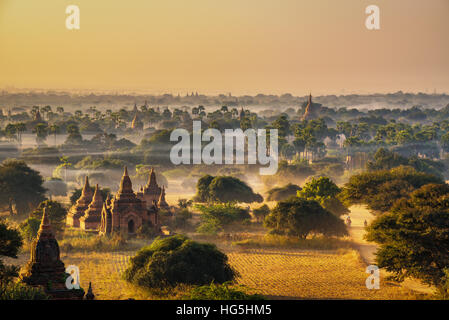 Sonnenaufgang über Bagan in Myanmar. Bagan ist eine alte Stadt mit Tausenden von historischen buddhistischen Tempeln und Stupas. Stockfoto