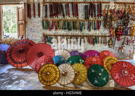 Farbiges Papier Sonnenschirme zum Verkauf in Asien auf einer Wand angeordnet Stockfoto