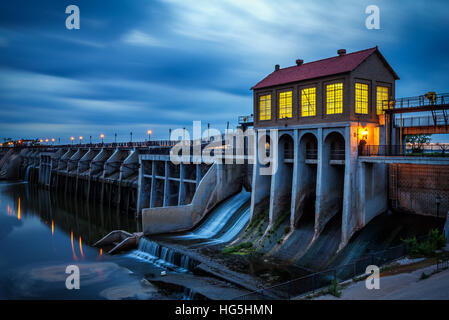 Lake Overholser Dam in Oklahoma City nach Sonnenuntergang. Es entstand im Jahre 1918, Wasser aus dem North Canadian River zu beschlagnahmen. Langzeitbelichtung. Stockfoto