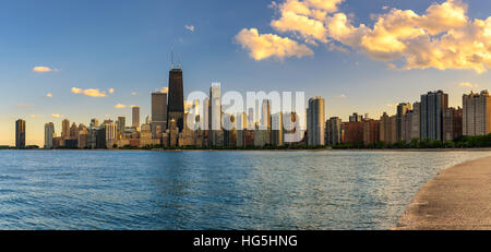 Chicago Skyline Panorama über See Michigan bei Sonnenuntergang vom Nordstrand Allee aus gesehen Stockfoto