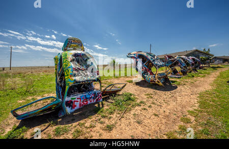 Bugg Ranch auf der Route 66. Bugg Ranch ist eine Kunst im öffentlichen Raum-Installation von alten VW Slug Autowracks und ein beliebtes Wahrzeichen auf der historischen Route 66 Stockfoto