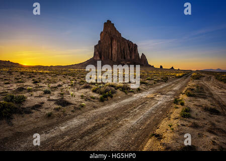 Sonnenuntergang über Shiprock. Shiprock ist ein großer vulkanischer Felsen-Berg erhebt sich hoch über die hohe Wüste Ebene der Navajo Nation in New Mexico, USA Stockfoto