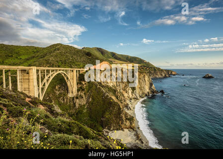 Bixby Bridge (Rocky Creek Bridge) und Pacific Coast Highway in der Nähe von Big Sur in Kalifornien, USA Stockfoto