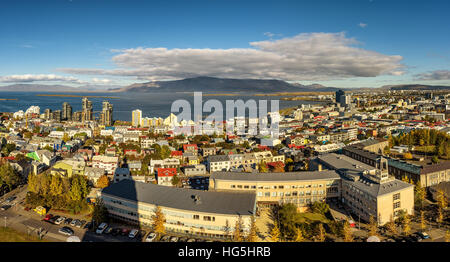 Stadt von Reykjavik in Island von der Spitze der Hallgrimskirkja Kirche betrachtet Stockfoto