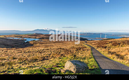 Fairlie Moor Road auf Arran Hügel und die Cumbrae, Stockfoto