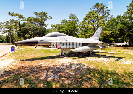 Der General Dynamics F-16A Block 15A Fighting Falcon, Tailcode „ET“, ist im Air Force Armament Museum in Eglin AFB, Florida, erhalten. Er wurde zuletzt 1989 vom 3246. Testflügel geflogen und ist ein wichtiger Teil der US-Militärfluggeschichte. Stockfoto
