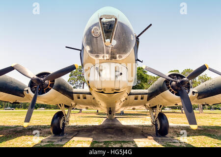 Boeing B-17G-97-DL Flying Fortress, 44-83863, US Navy PB-1W, BuNo 77231 und anschließend zivile Feuerlöschflugzeug N5233V, markiert ab April 2011 neu streichen als B-17F-90-BO, 42-30180, des 96. Bombe Flügels der 96. Air Base Wing, Eglin resident Einheit entwickelt. Zuvor als 44-83863, unbenannte gekennzeichnet; 44-6106, 'Gremlin Versteck'; und als 44-83863, böse"Wanda". Es kamen in Eglin 19. Juni 1975 von Aero Union, Chico, Kalifornien, wer es als Feuerlöschflugzeug 71/D1 betrieben. Ironischerweise von den etwa 43 Überlebenden intakt B-17s weltweit, neun wurden beauftragt, Eglin mit Drohne Gruppen, aber dies ist keine Stockfoto