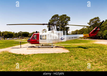 Die Bell UH-1M-BF Iroquois (66–15186) wurde ursprünglich als UH-1C-BF gebaut und für nächtliche Angriffe modifiziert. Es diente bei US-Einheiten in Südostasien, bevor es 1999 vom Air Force Armament Museum erworben wurde. Sie ist mit dem „ET“-Code gekennzeichnet. Stockfoto
