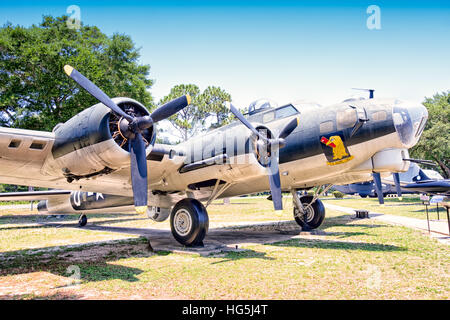 Boeing B-17G-97-DL Flying Fortress, 44-83863, US Navy PB-1W, BuNo 77231 und anschließend zivile Feuerlöschflugzeug N5233V, markiert ab April 2011 neu streichen als B-17F-90-BO, 42-30180, des 96. Bombe Flügels der 96. Air Base Wing, Eglin resident Einheit entwickelt. Zuvor als 44-83863, unbenannte gekennzeichnet; 44-6106, 'Gremlin Versteck'; und als 44-83863, böse"Wanda". Es kamen in Eglin 19. Juni 1975 von Aero Union, Chico, Kalifornien, wer es als Feuerlöschflugzeug 71/D1 betrieben. Ironischerweise von den etwa 43 Überlebenden intakt B-17s weltweit, neun wurden beauftragt, Eglin mit Drohne Gruppen, aber dies ist keine Stockfoto