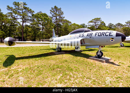 Lockheed T-33A-5-LO Sternschnuppe, 53-5947, zuletzt zugewiesen die 95th Fighter Interceptor Training Squadron, 325. Jagdgeschwader Waffen, Tyndall AFB, Florida, und noch tragen diese Markierungen, einschließlich 'Mr. Bones' 95. passt auf Nase Abzeichen. Stockfoto