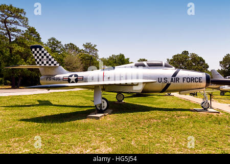 Republik F-84F-35-GK Thunderjet, 51-9495, markiert für die 401. Jagdbomber Flügel, England AFB, Louisiana. Letzte von 170. Tactical Fighter Squadron, 183. Tactical Fighter Group, Illinois Air National Guard, Springfield, Illinois, USA, betrieben und nach Eglin Anfang 1972 in Vietnam-Ära Tarnung mit 25-30 von Geschwader Flugzeuge als scharfer Munition Bereich Ziele dienen, als diese Einheit die erste Luft-nationaler Schutz-Gruppe wurde, mit f-4 Phantom IIs reequip geflogen. Anzeichen von Korrosion entdeckt wurden in den Flügeln von 55 F-84Fs noch in der ANG-Inventar nach einem tödlichen Unfall am 16 November 197 Stockfoto