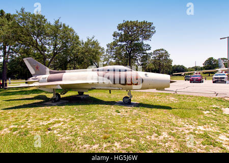 Mikojan-Gurewitsch MiG-21F Fishbed C/E, "014", in typisch russische Luftwaffe Markierungen angezeigt. Dies ist wahrscheinlich eine ehemalige indonesische Luftwaffe Fishbed, betrieben mit der Bezeichnung "YF-110B" von 4477th Tactical Evaluation Squadron, die Red Eagles, aus Groom Lake, Nevada unter konstanten PEG, Projekt im März 1988 stillgelegt, obwohl die 4477th nicht bis Juli 1990, inaktiviert wurde nach einem offiziellen Luftwaffe Geschichte. "Es gibt starke Hinweise darauf, dass"Rot 85,"Fishbed C/E auf Eglin der ehemalige 4477th TES VIP Hangar MiG-21F-13 (USAF Seriennummer 14) von Tonopah ist. Th Stockfoto