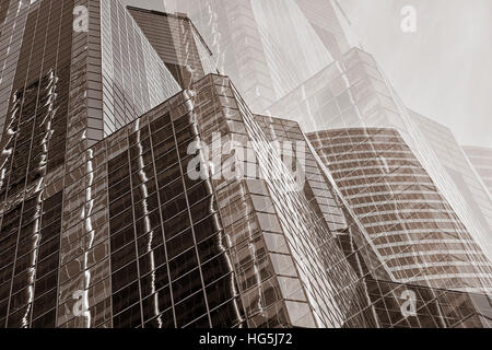 Abstrakte Sicht auf Glas reflektiert in der Nähe von Gebäuden Stockfoto