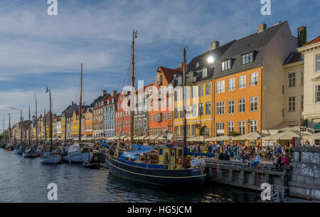 Menschen genießen Sie einen schönen Oktober Sonnenuntergang in der bunten Nyhavn, der perfekte Ort für eine dänische Eis. Kopenhagen, Dänemark. Stockfoto
