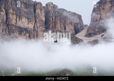 Sass Pordoi Bergmassiv in Wolken versteckt, mit Seilbahn führt auf Top, Dolomiten, Italien Stockfoto