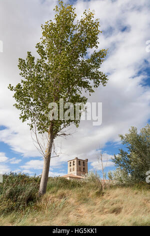 San Miguel del Pino, Spanien: Glockenturm der Pfarrkirche Kirche von San Miguel Archangel aus dem Douro-Fluss. Stockfoto