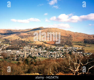 Das Dorf von Ambleside unter Wansfell und Wansfell Hecht von Loughrigg fiel Lake District, Cumbria England liegen Stockfoto