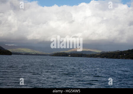 Sturm Wolken über die Berge im Norden von Windermere Herbsttag Seenplatte Cumbria England Stockfoto