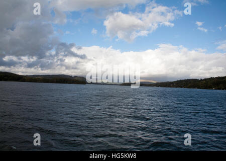 Sturm Wolken über die Berge im Norden von Windermere Herbsttag Seenplatte Cumbria England Stockfoto