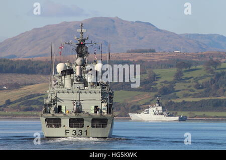 NFP Alvares Cabral (F331) und HMS Tyne (P281), aus Greenock während der Abfahrten für Übung Joint Warrior 16-2. Stockfoto