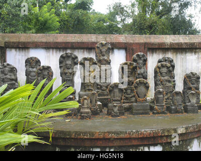 Statuen von Nagas (Schlangen) Dharmashastra Tempel, Tagari, Kerala, Indien Stockfoto