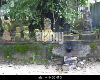 Statuen von Nagas (Schlangen), Nagaraja Tempel, Mannasala, Kerala, Indien Stockfoto