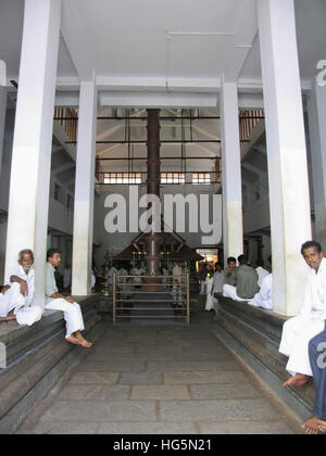 Menschen, die Ruhe im Parassinikadavu Tempel, Kannur, Kerala, Indien Stockfoto