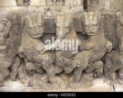 Schnitzereien auf Säulen der Rajarajeshwari Tempel, Kannur, Kerala, Indien Stockfoto