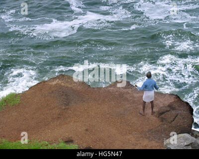 Fischer Angeln im Meer während der Monsun. Kannur, Kerala, Indien Stockfoto