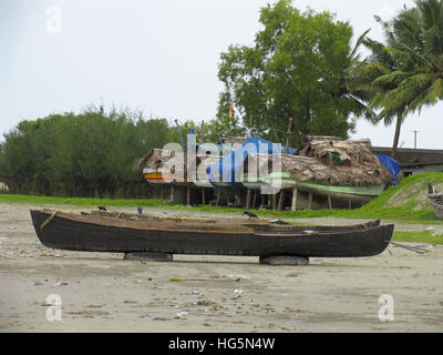 Am Strand mit Hütten für Boote, St. Angelo Fort, Kannur, Kerala, Indien Stockfoto