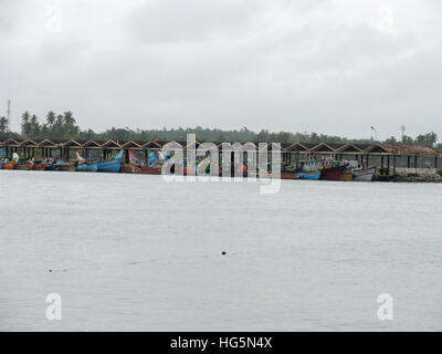 Am Strand mit Hütten für Boote, St. Angelo Fort, Kannur, Kerala, Indien Stockfoto