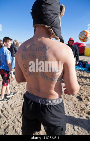 Die jährliche Polar Bear Plunge in See Michigan findet am Neujahrstag in Milwaukee, Wisconsin. Stockfoto