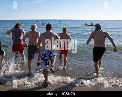 Die jährliche Polar Bear Plunge in See Michigan findet am Neujahrstag in Milwaukee, Wisconsin. Stockfoto