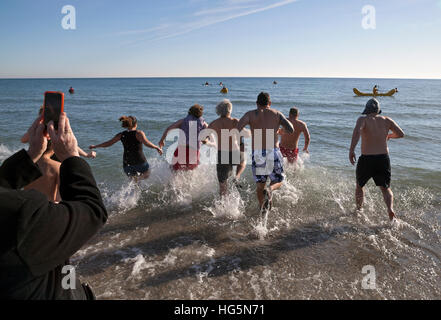 Die jährliche Polar Bear Plunge in See Michigan findet am Neujahrstag in Milwaukee, Wisconsin. Stockfoto