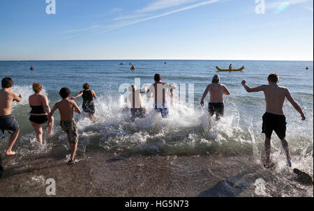 Die jährliche Polar Bear Plunge in See Michigan findet am Neujahrstag in Milwaukee, Wisconsin. Stockfoto