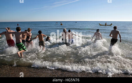 Die jährliche Polar Bear Plunge in See Michigan findet am Neujahrstag in Milwaukee, Wisconsin. Stockfoto