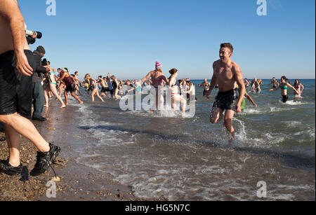 Der jährliche Eisbär-Sprung in den Lake Michigan findet am Neujahrstag in Milwaukee, Wisconsin, USA statt. Stockfoto