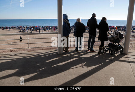 Die jährliche Polar Bear Plunge in See Michigan findet am Neujahrstag in Milwaukee, Wisconsin. Stockfoto