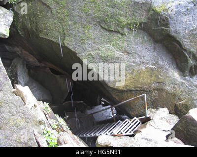 Edakkal Höhlen Ambukutty Mala, Batheri, Kerala, Indien. Ca. 6000 BCE. Enthält bildhafte Schriften der Steinzeitmensch Stockfoto