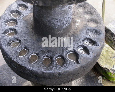 Stein-Lampen im Tempel in Nelliyampathy Hills, Kerala, Indien. Stockfoto