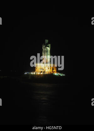 Thiruvalluvar Statue in der Nacht. Kanyakumari, Tamil Nadu, Indien Stockfoto