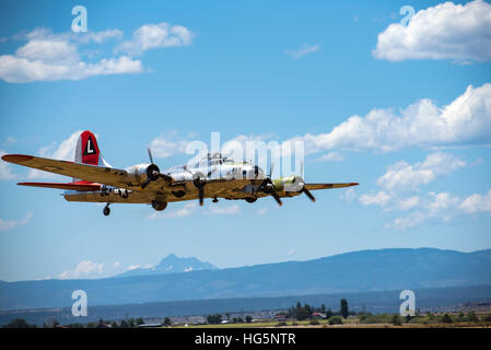 Flying B17G rechts Ansicht, Berge, blauer Himmel und weiße geschwollenen Wolken in Ferne Stockfoto