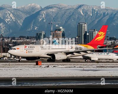 Beijing Capital Airlines Airbus A330-200 (B-8550) Verkehrsflugzeug nimmt Vancouver International Airport Winter Schnee Blick ausziehen Stockfoto