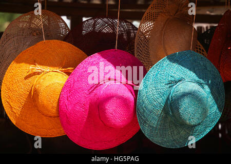 Drei Hüte für den Verkauf in einem afrikanischen Markt Stockfoto