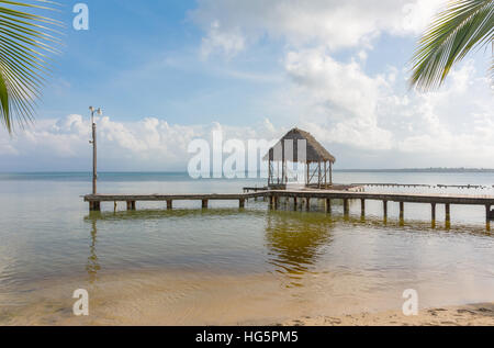 Pier am Strand von Boca del Drago am Abend Stockfoto