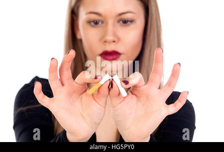 Attraktive junge Frau bricht eine Zigarre isoliert auf weißem Hintergrund Stockfoto